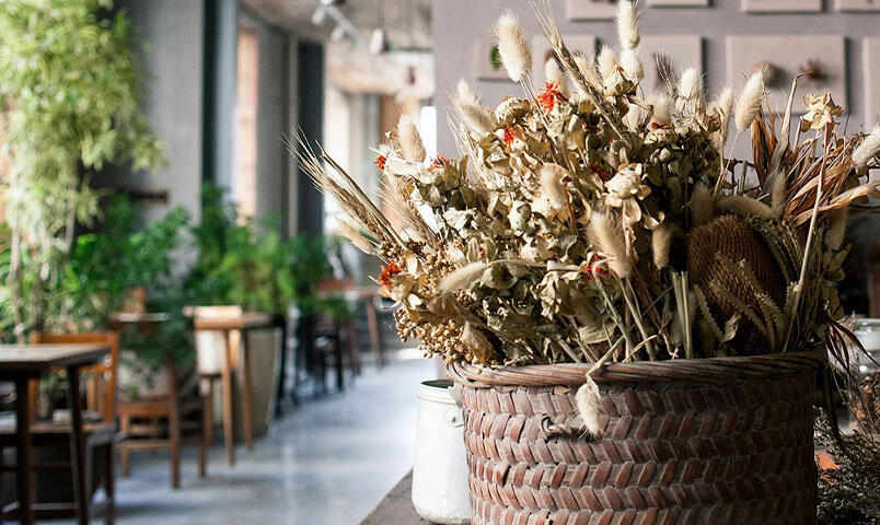 Torkade gräs och frökapslar i en vas.