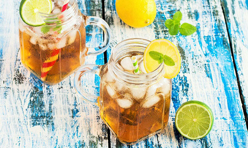 Två stora glasmuggar med iste och citrusskivor..jpg